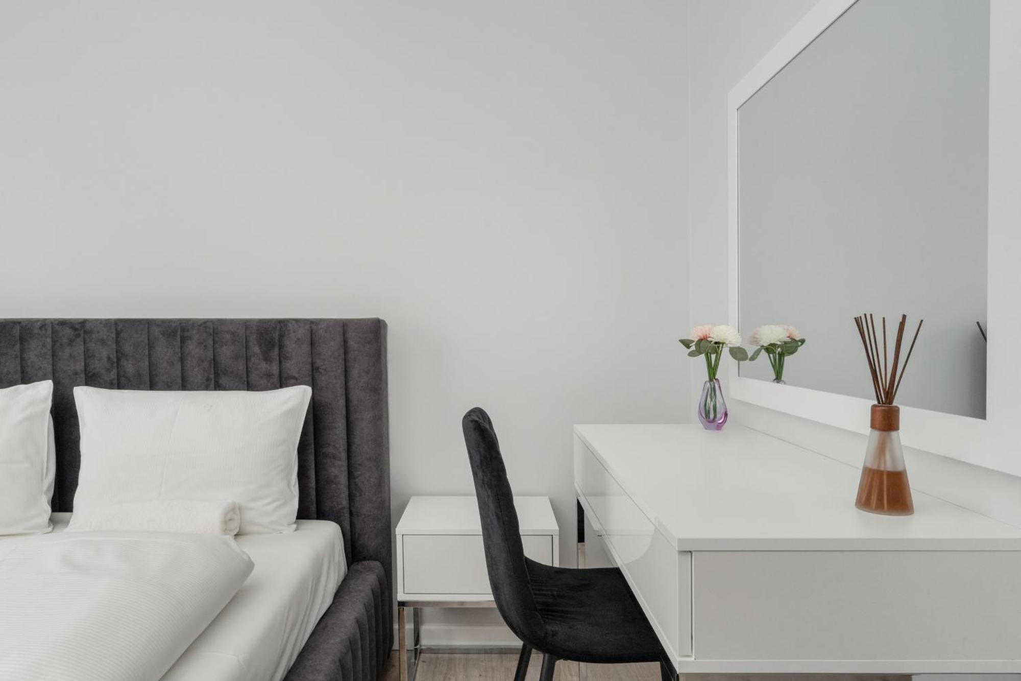 Luksusowy Apartament Z 3 Sypialniami, Klimatyzacja, Parkingiem I Biurkiem We Wroclawiu By Renters Prestige Exterior photo
